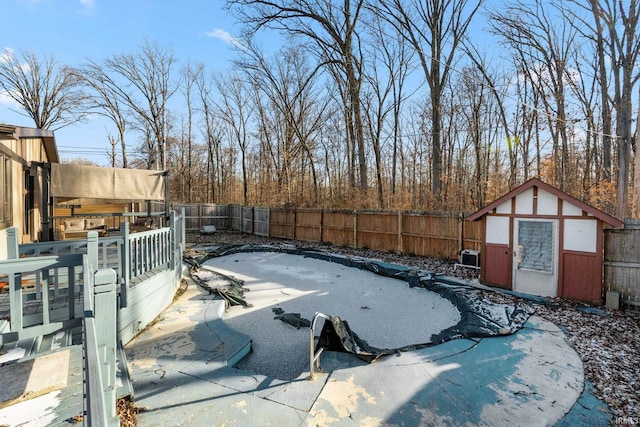 view of yard featuring a storage unit