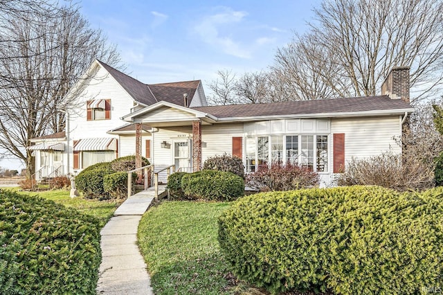 view of front of property featuring a front yard