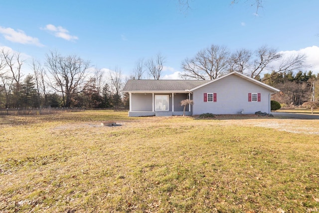 view of front of property featuring a front yard