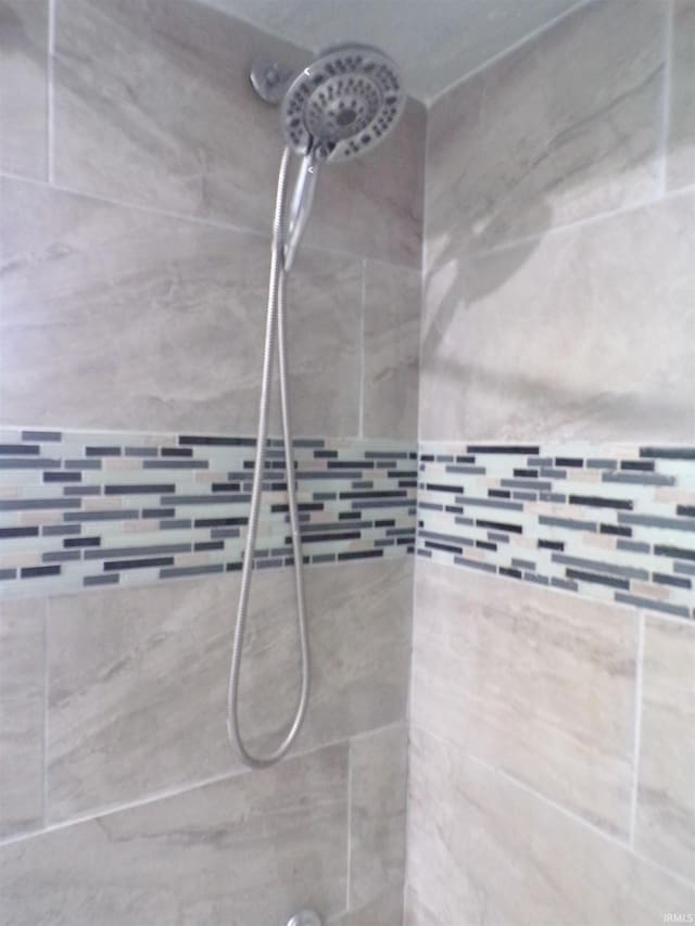 room details featuring a tile shower