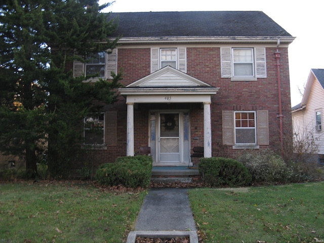 view of front of property featuring a front lawn