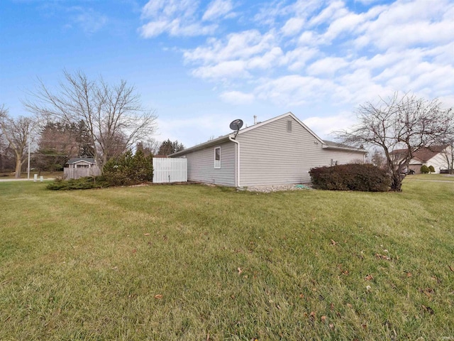 view of side of property featuring a lawn