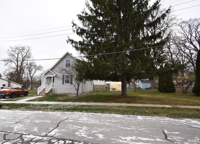 view of front of property featuring a front lawn