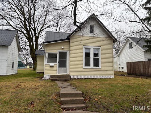 view of front of home featuring a front yard