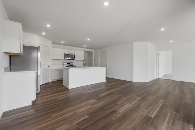 kitchen featuring a kitchen island with sink, dark wood-type flooring, sink, electric range, and white cabinetry