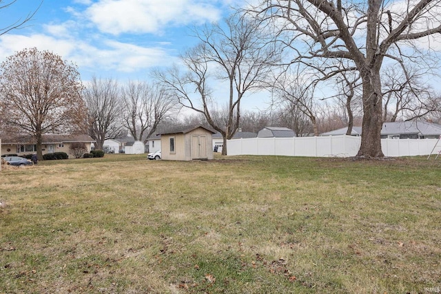 view of yard featuring a shed