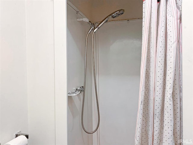 230 Vine St, Mount Vernon, IN 47620 - bathroom featuring a shower with curtain