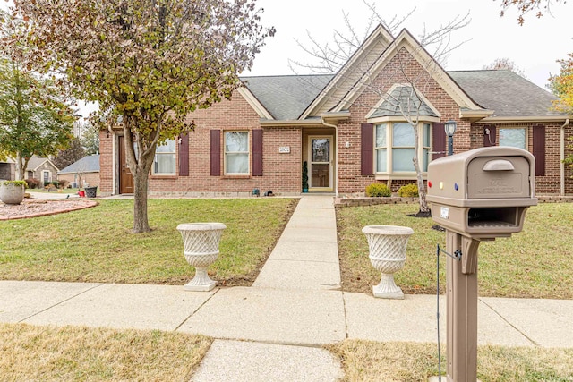 view of front of house featuring a front lawn