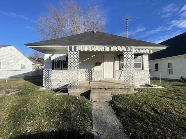 view of front of house featuring a front lawn