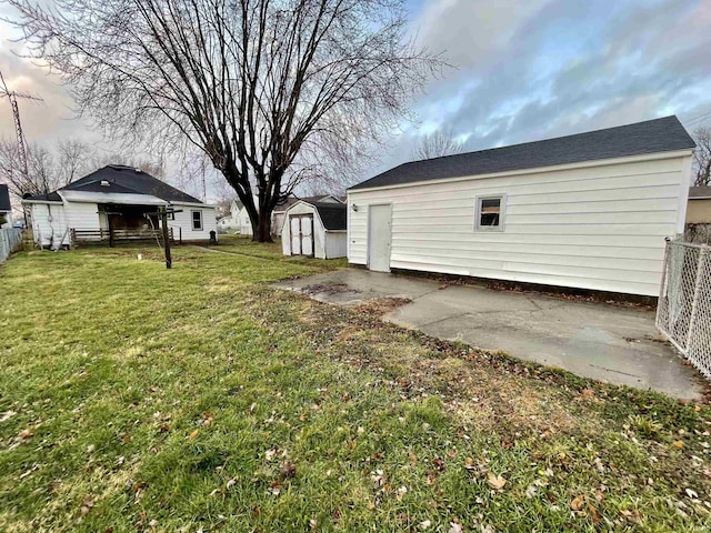 view of yard with a storage shed