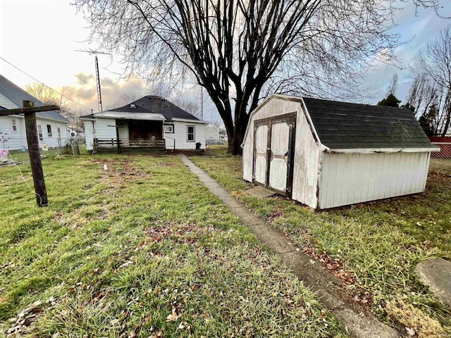 view of yard with a storage unit