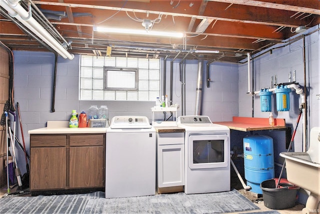 laundry room featuring cabinets and washing machine and clothes dryer