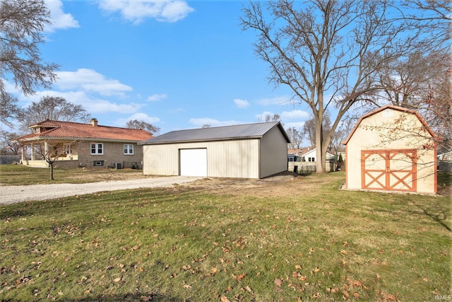 view of yard with an outbuilding