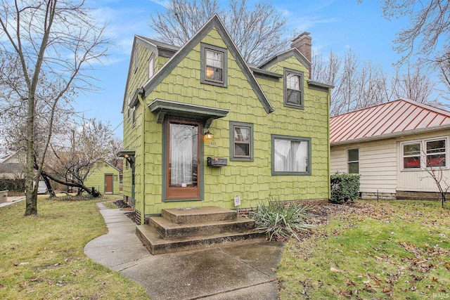 view of front of property with a front yard