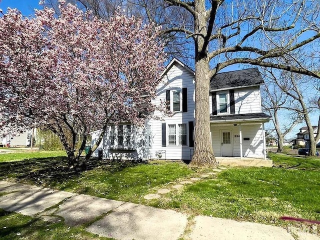 view of front of property featuring a front yard