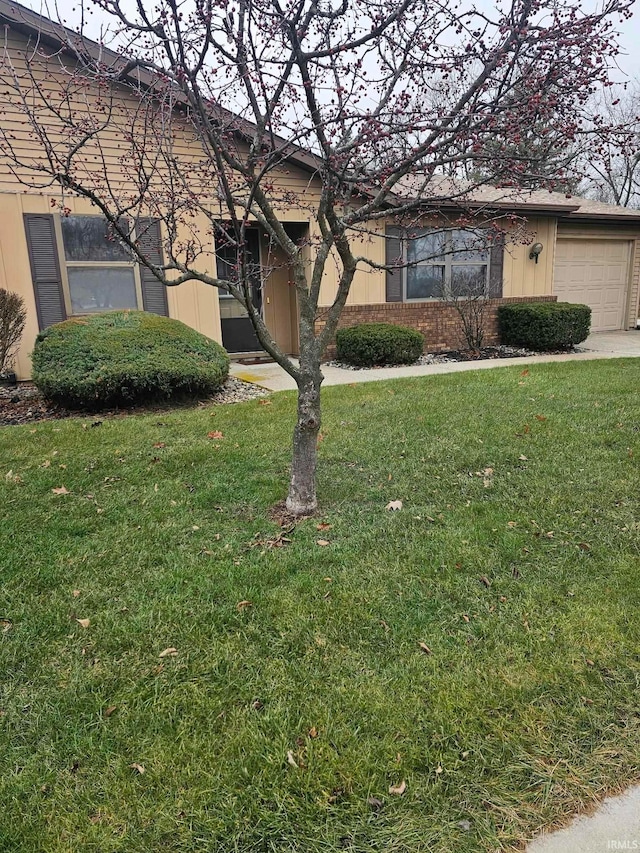 view of front of house with a garage and a front yard