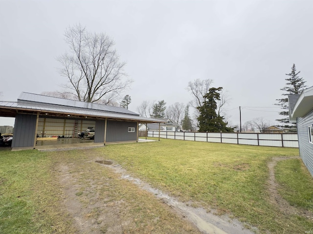 view of yard featuring an outdoor structure