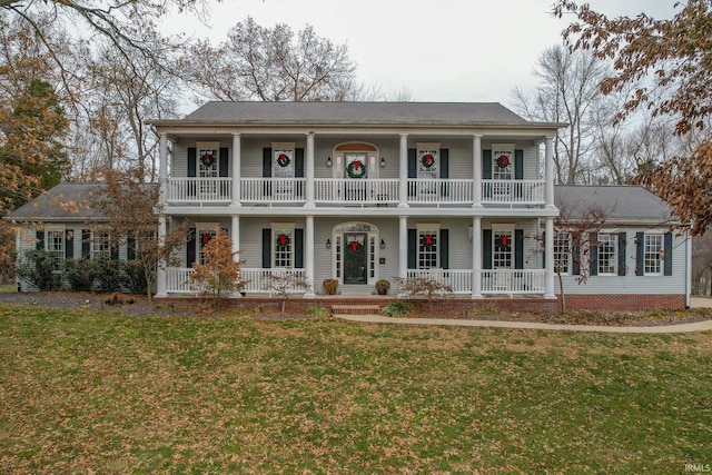 view of front of house featuring a front lawn