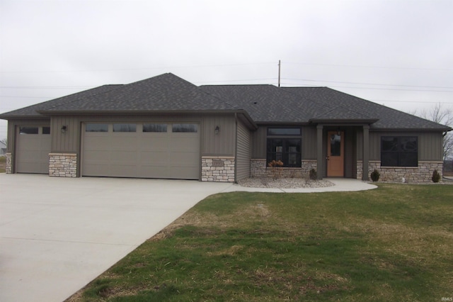 view of front of property featuring a front lawn and a garage