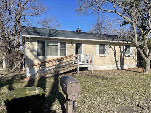 view of front facade with a front lawn