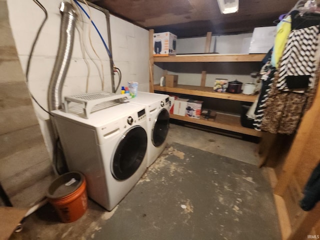 laundry room with washing machine and dryer