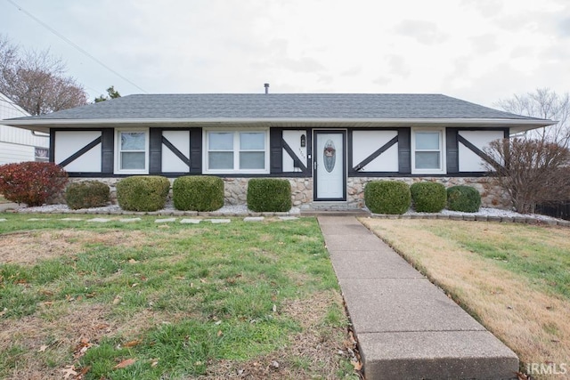 view of front facade with a front yard