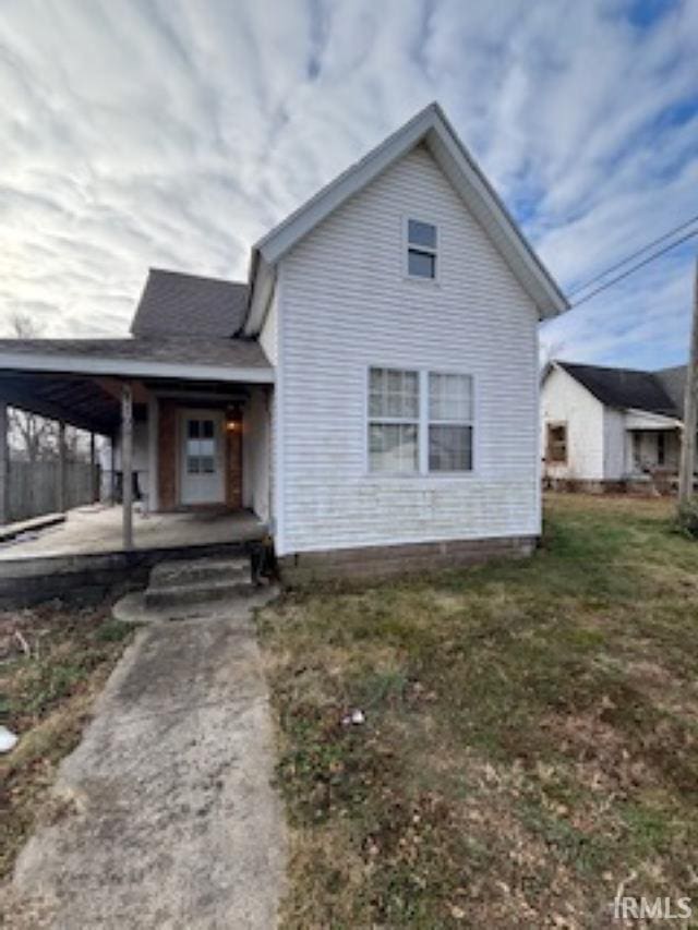 view of front of home featuring a front lawn and a carport