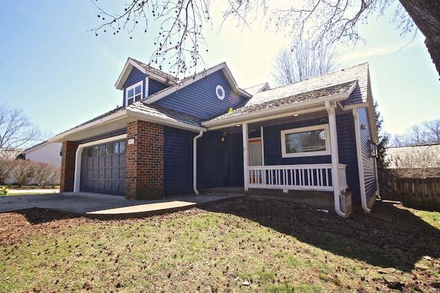 view of front of property featuring a porch and a front lawn