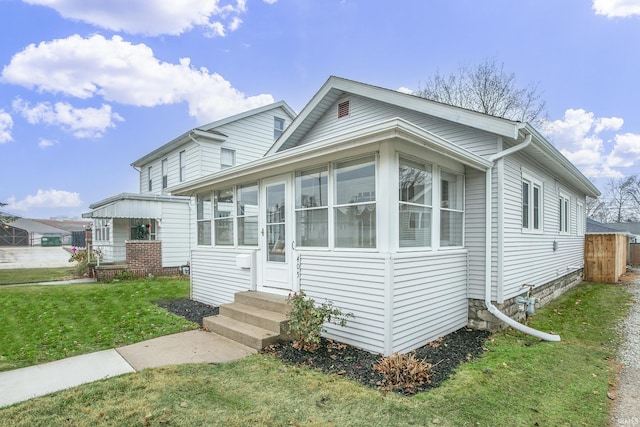 view of front of property featuring a front lawn