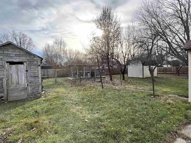 view of yard featuring a storage unit