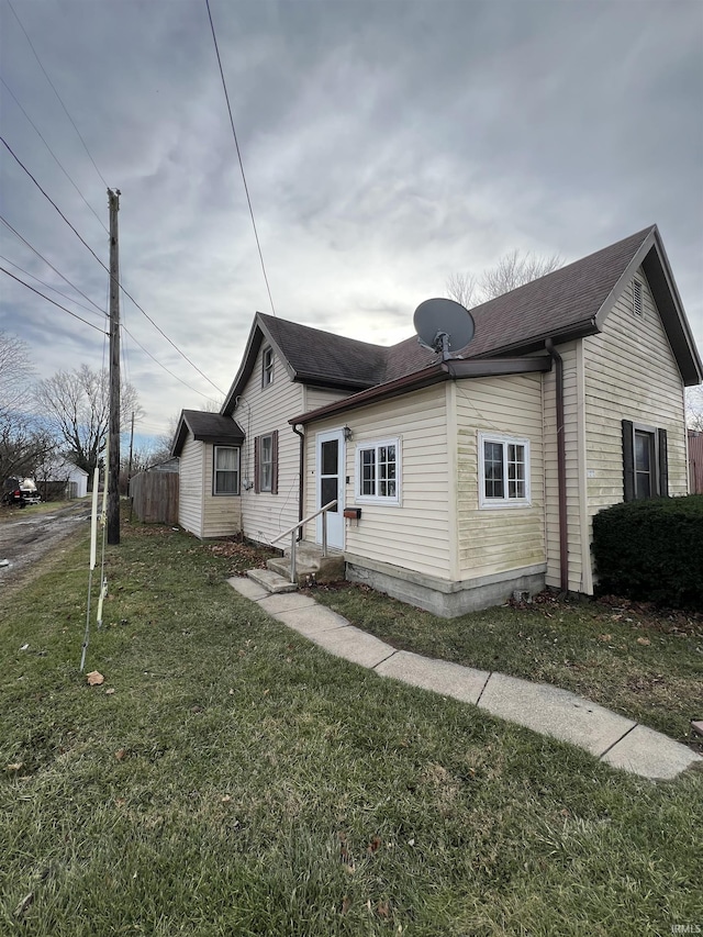 view of front of home featuring a front yard