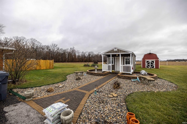 view of yard featuring an outdoor structure