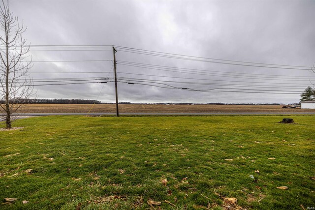 view of yard featuring a rural view