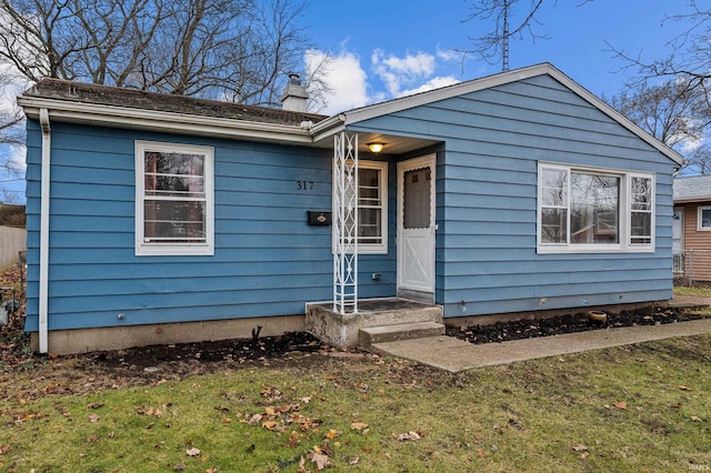 view of front facade with a front lawn