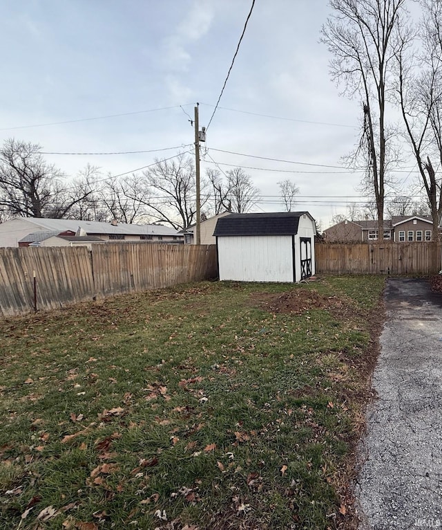 view of yard featuring a shed