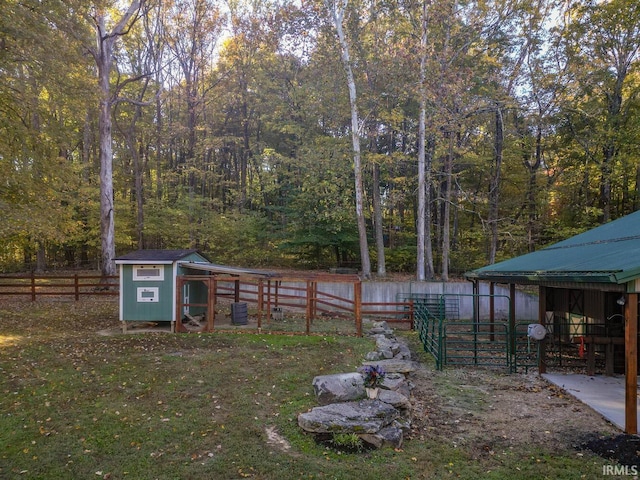 view of yard with an outbuilding