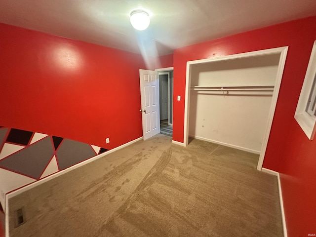 unfurnished bedroom with carpet flooring and a closet