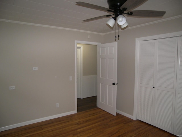 unfurnished bedroom featuring ceiling fan, dark hardwood / wood-style floors, and ornamental molding