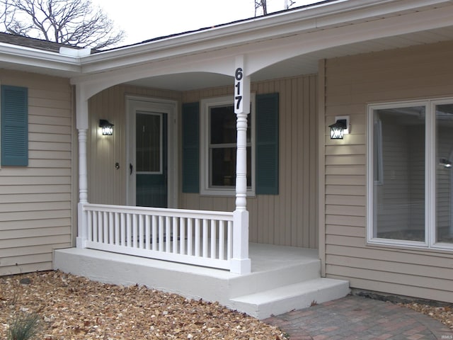 entrance to property featuring a porch