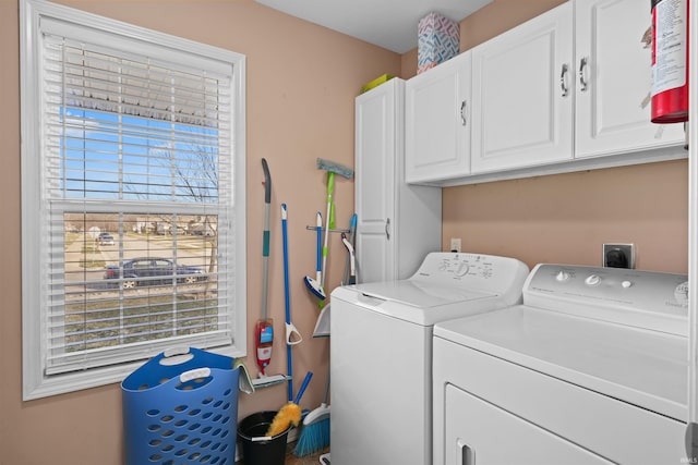 laundry room with cabinets and independent washer and dryer