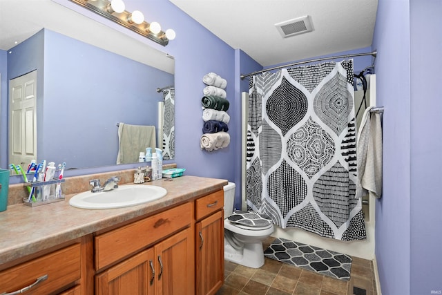 bathroom featuring vanity, curtained shower, toilet, and a textured ceiling