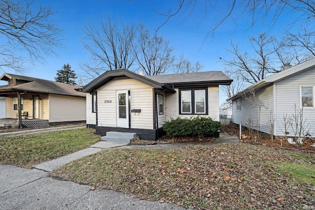 view of front facade with a front yard