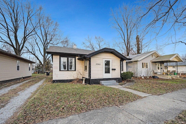 view of front of house featuring a front lawn