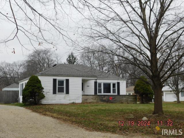 single story home with a front lawn