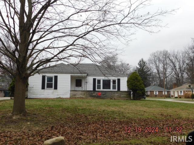 ranch-style home with a front yard