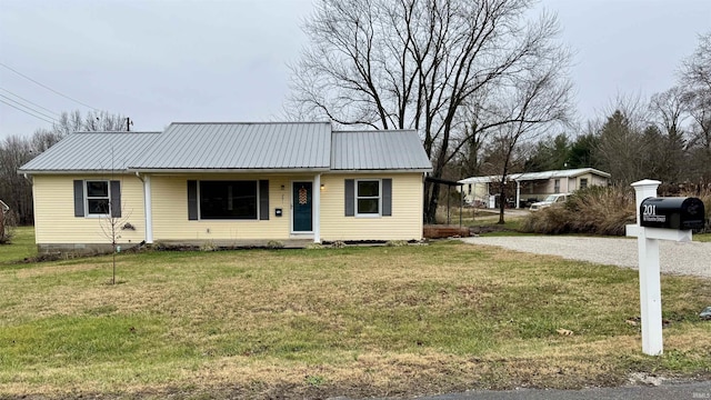 view of front of home featuring a front yard