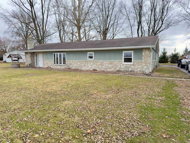 view of front facade featuring a front yard