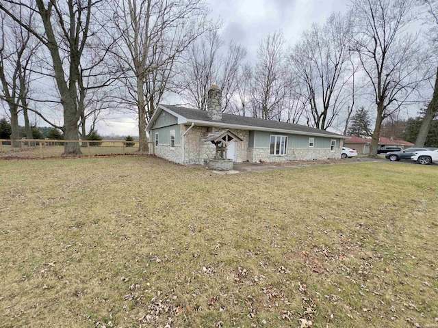 view of front of house featuring a front lawn