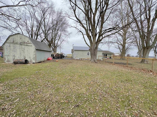 view of yard with an outdoor structure