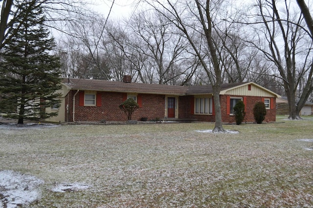 ranch-style house featuring a front lawn